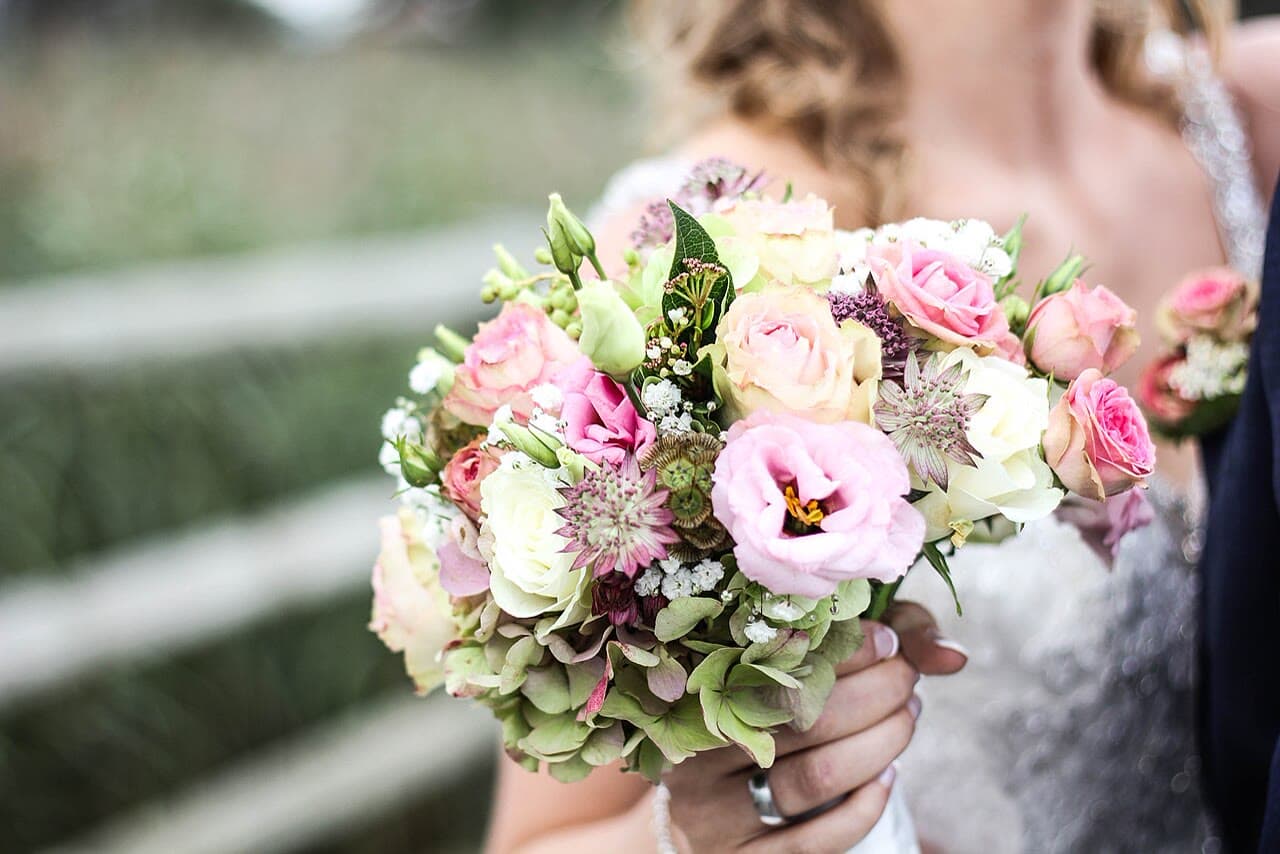 Demo photo: Flowers in hand